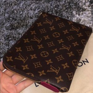 Louis Vuitton- Etui Voyage PM (Fuchsia)